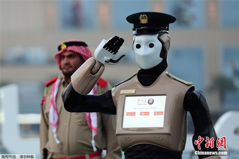 Первый в мире робот-полицейский появился в Дубае