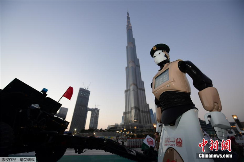 Первый в мире робот-полицейский появился в Дубае