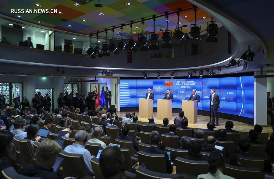 Ли Кэцян провел совместную пресс-конференцию с председателем Евросовета Дональдом Туском и председателем Еврокомиссии Жан-Клодом Юнкером