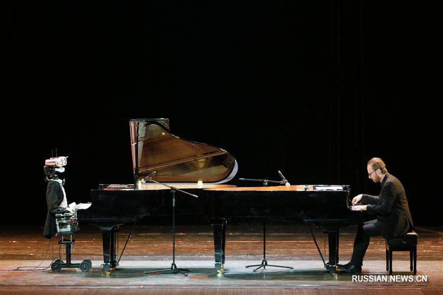 Дуэт на двух роялях робота и пианиста-виртуоза в Тяньцзине
