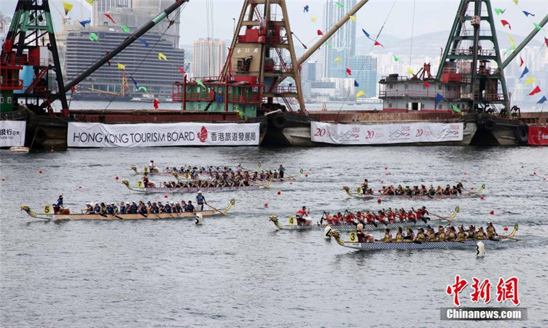 В Сянгане прошел карнавал лодок-драконов в честь 20-летия возвращения в состав КНР