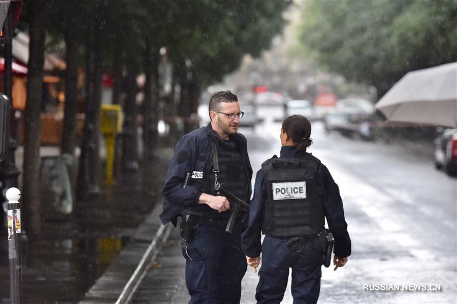Мужчина с молотком напал на полицейских в Париже