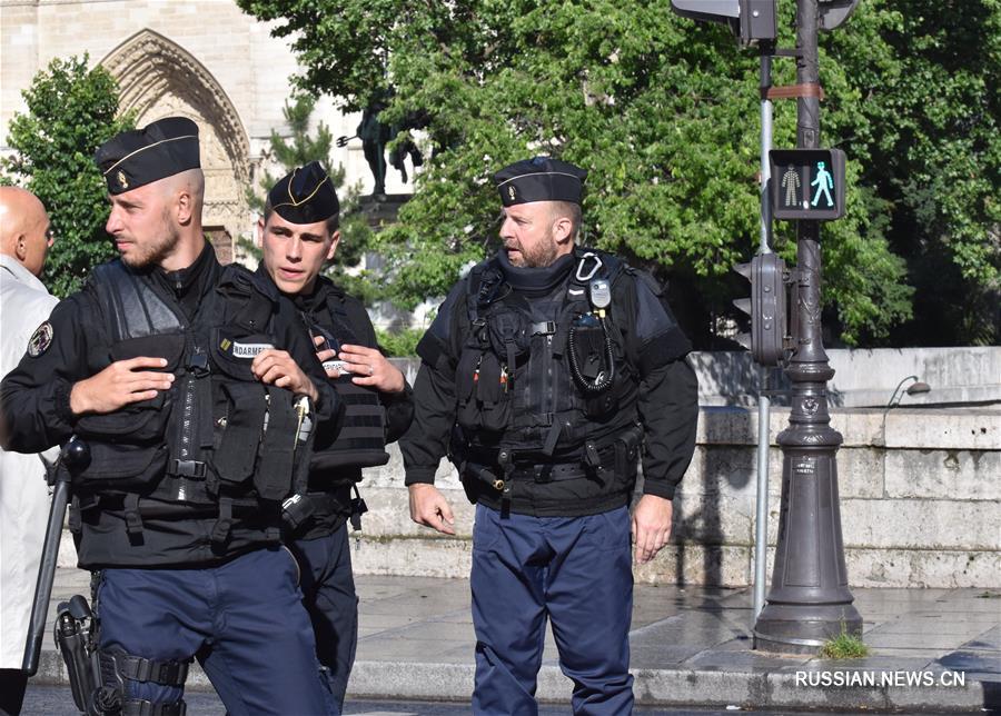 Мужчина с молотком напал на полицейских в Париже