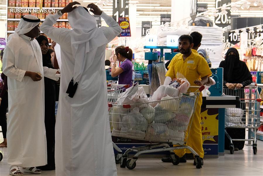 Жители Катара массово скупают продукты