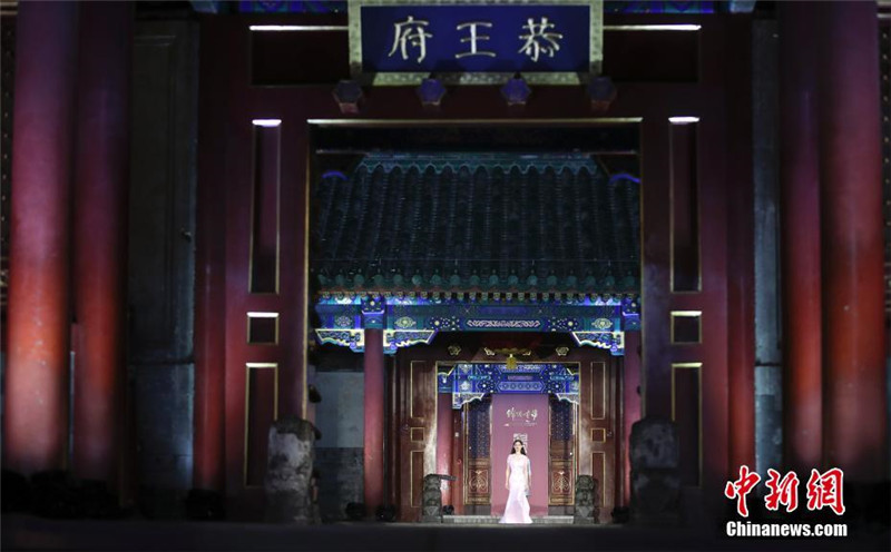 В пекинском дворце Гунванфу прошел показ традиционных свадебных нарядов