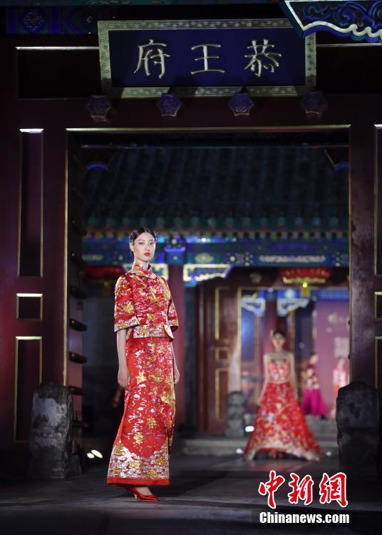 В пекинском дворце Гунванфу прошел показ традиционных свадебных нарядов