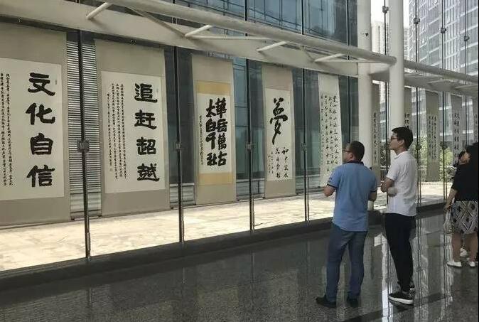 В Зоне освоения новых высоких технологий Сианя прошла выставка «Один пояс, один путь» известных художников провинции Шэньси 