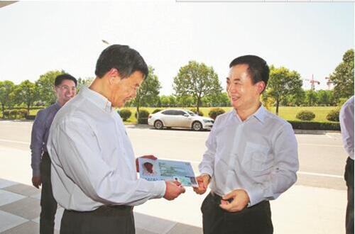 Ли И выдал первое разрешение на работу для иностранцев в Зоне свободной торговли в Шэньси 