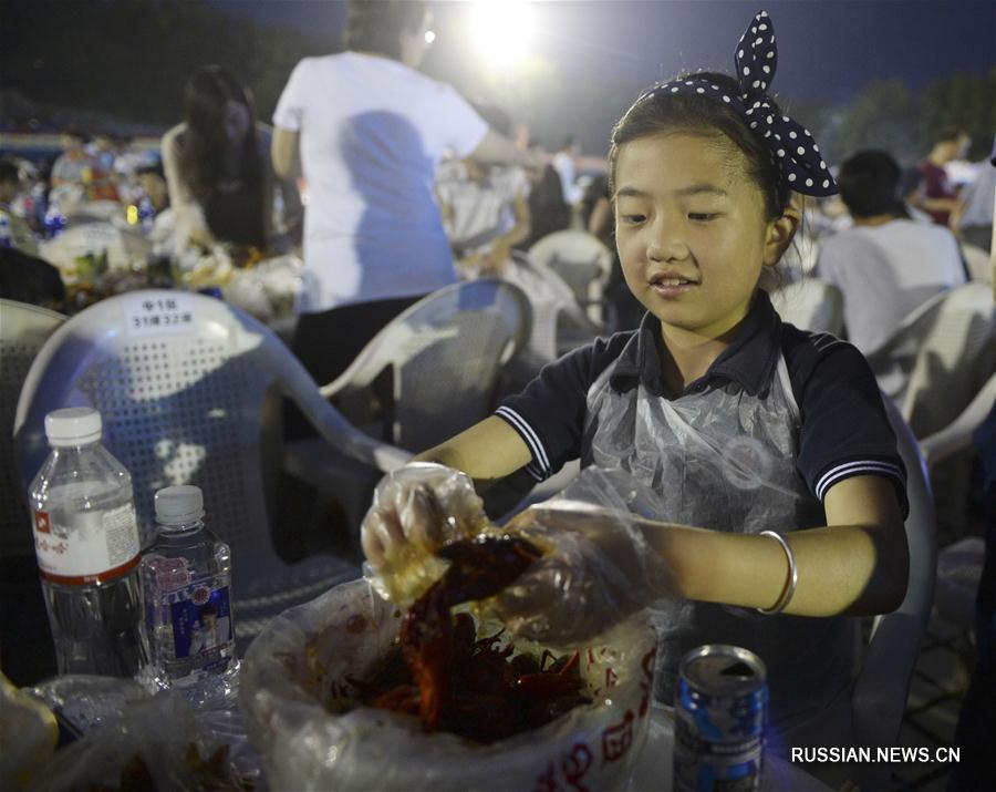 Раковый банкет в уезде Сюйи собрал более 30 тыс человек