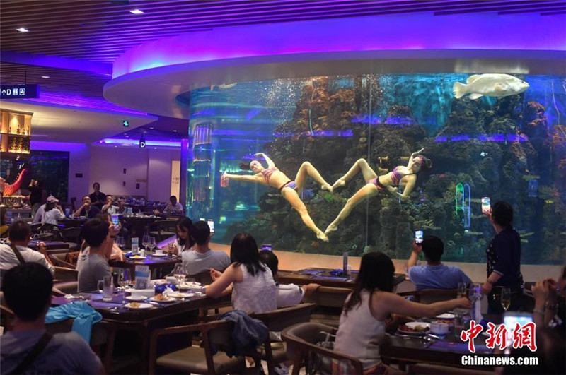 В китайском "морском" ресторане можно полюбоваться выступлением русалок