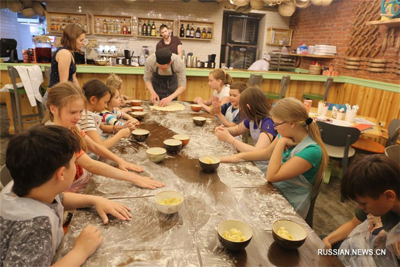 Во Владивостоке прошел мастер-класс для малышей по лепке пельменей