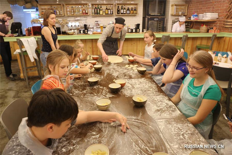 Во Владивостоке прошел мастер-класс для малышей по лепке пельменей