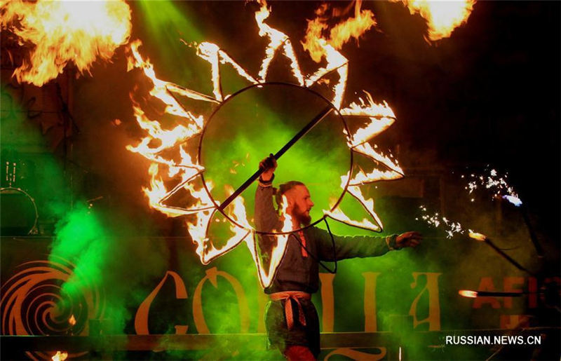 Огненное шоу на белорусском этнофестивале "Свята Сонца -- 2017"