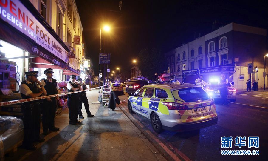В результате наезда на людей в Лондоне погиб один человек, еще десять ранены