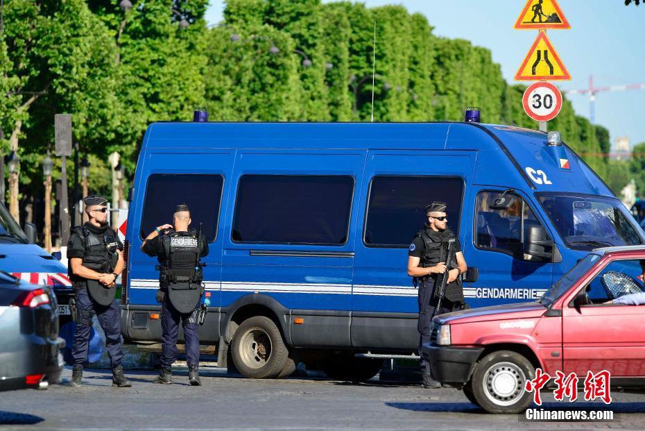 На Елисейских полях в Париже автомобиль врезался в машину жандармерии