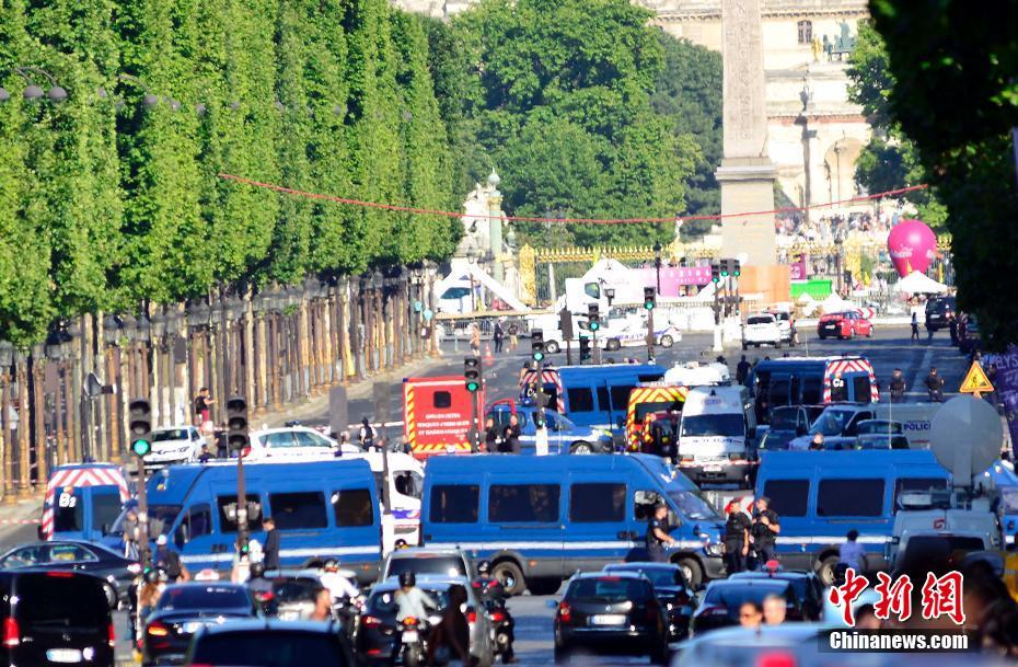 На Елисейских полях в Париже автомобиль врезался в машину жандармерии