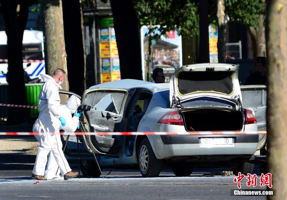 На Елисейских полях в Париже автомобиль врезался в машину жандармерии