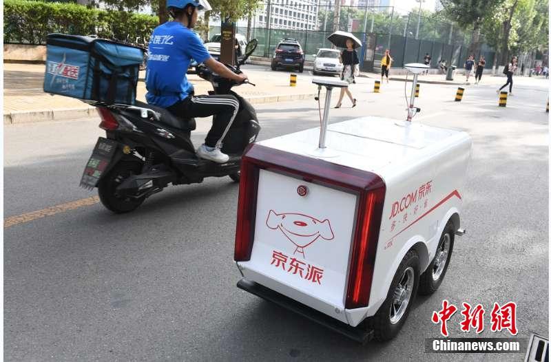 Китайская компания стала доставлять товары с помощью беспилотного автомобиля