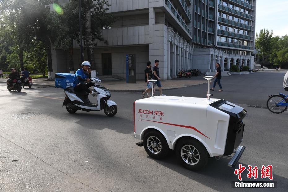 Китайская компания стала доставлять товары с помощью беспилотного автомобиля