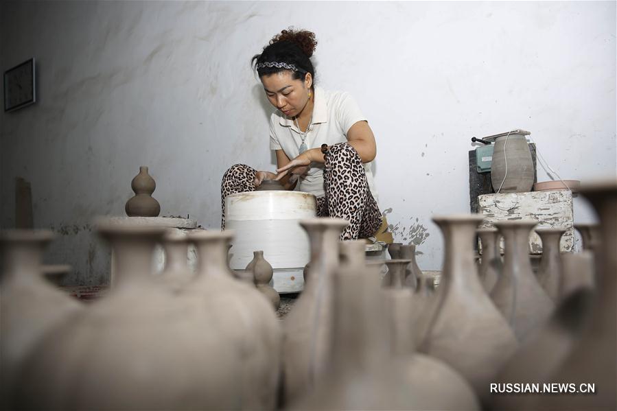 Керамика "жуяо" из провинции Хэнань открывает новые рынки