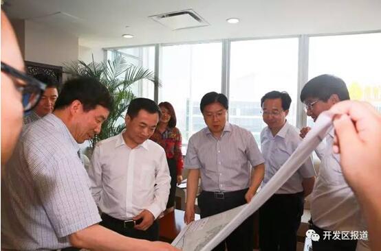Ли И встретился с делегацией во главе с председателем правления Железнодорожной корпорации провинции Шэньси Цяо Хуайюй
