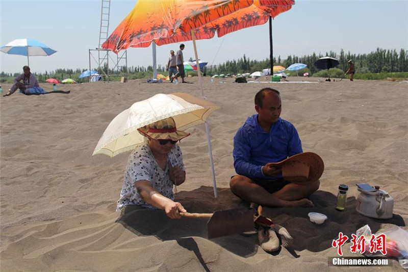 Лечение горячим песком пользуется широкой популярностью среди туристов в Турфане