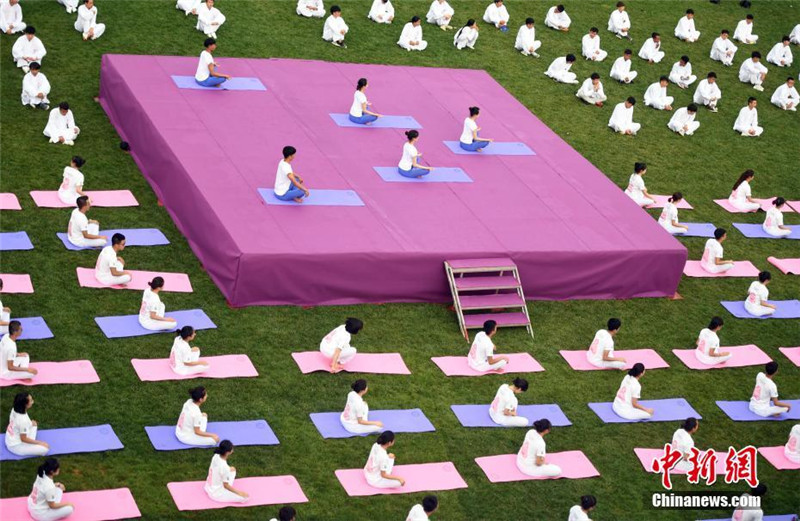 Тысяча людей одновременно практиковали "кунфу-йогу" в Куньмине
