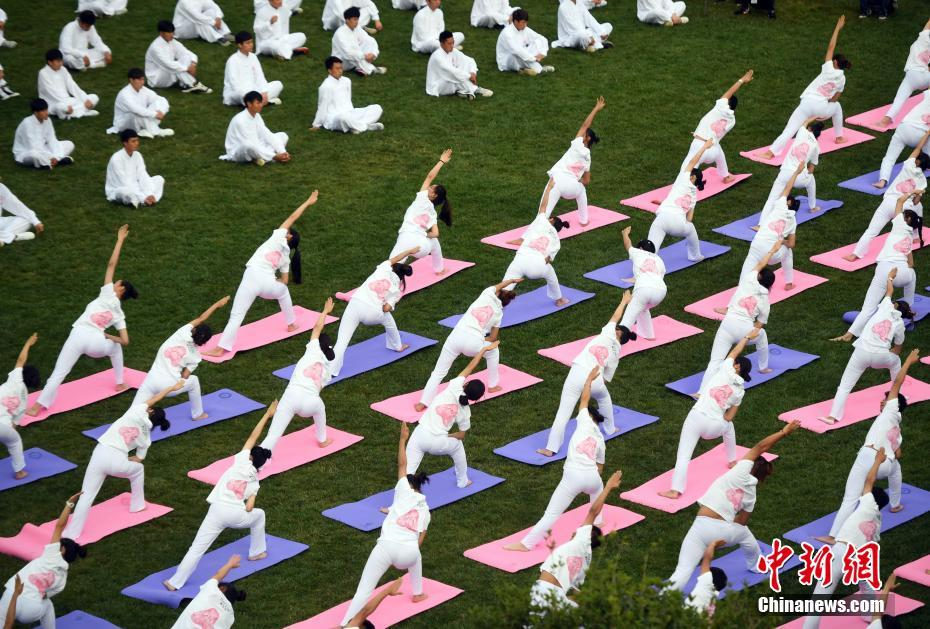 Тысяча людей одновременно практиковали "кунфу-йогу" в Куньмине
