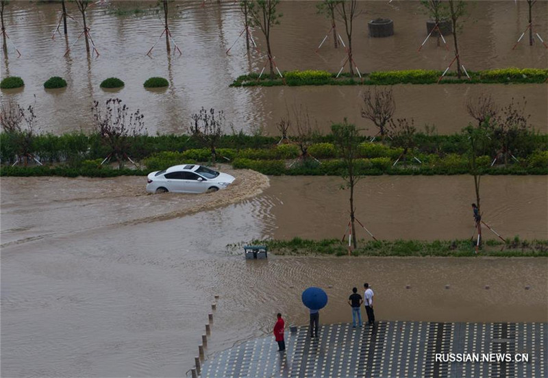 На город Вэйфан обрушились проливные дожди