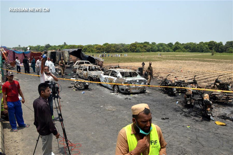Чило жетрв пожара на нефтяном танкере в Пакистане возросло до 140 человек