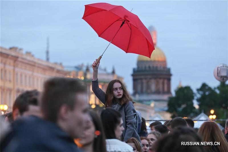 Более 30 тысяч выпускников школ пришли на праздник "Алые паруса" в Петербурге