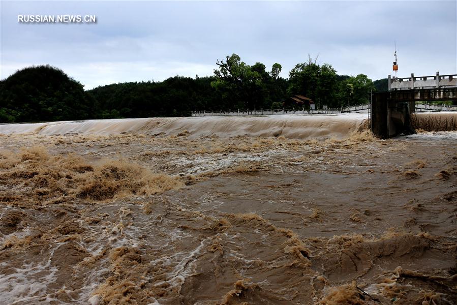 На город Хуаншань обрушились продолжительные проливные дожди