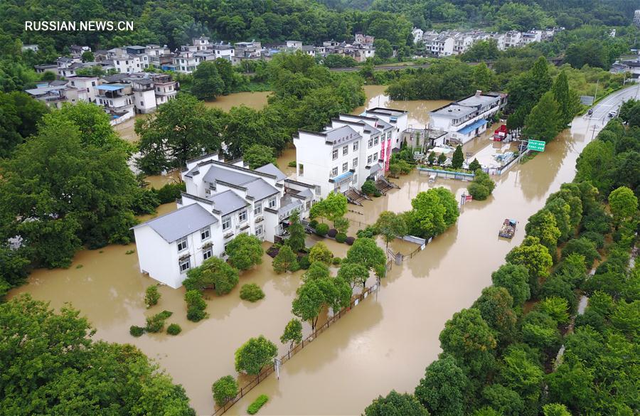 На город Хуаншань обрушились продолжительные проливные дожди