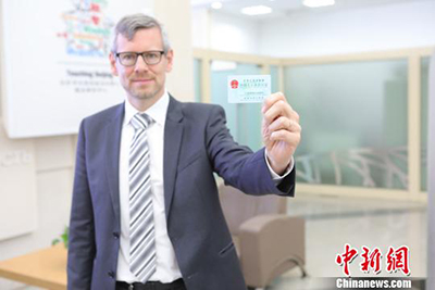 В Пекине выпустили первую карточку-разрешения на работу для иностранцев