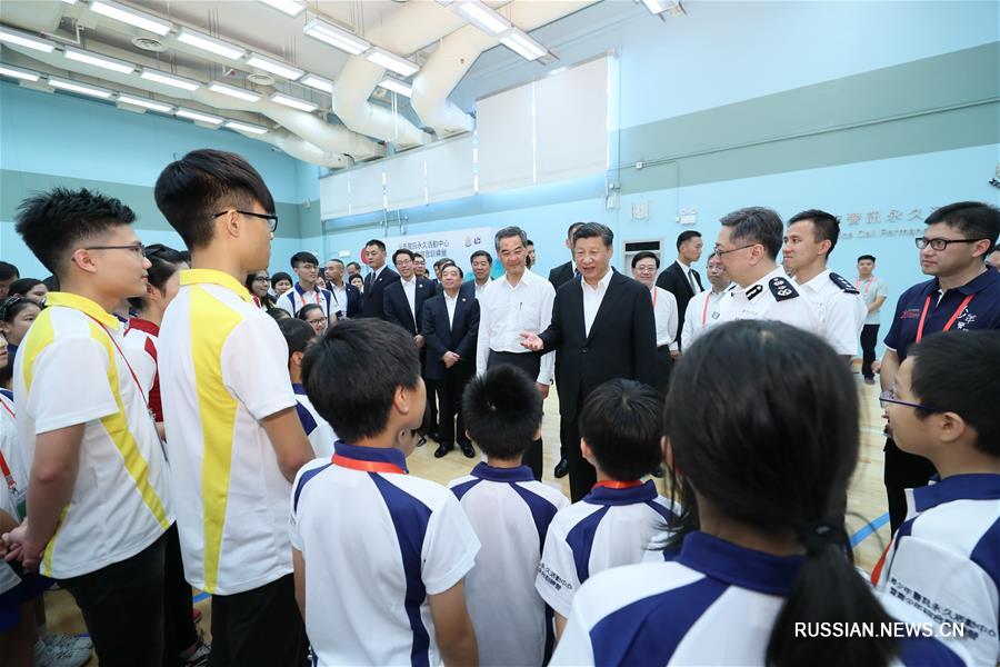 Си Цзиньпин посетил тренировочный центр юных помощников полиции в Сянгане
