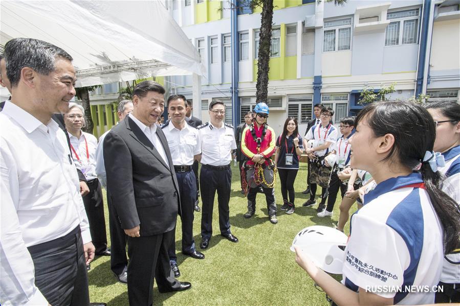 Си Цзиньпин посетил тренировочный центр юных помощников полиции в Сянгане