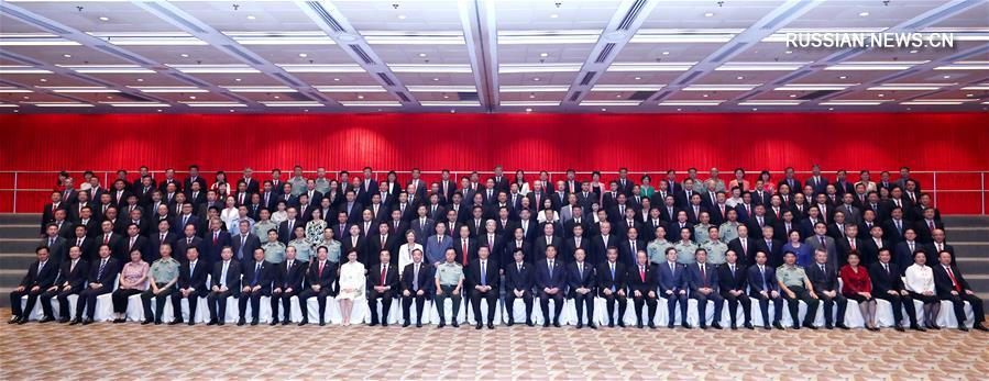 Си Цзиньпин встретился с представителями Центрального правительства Китая в САР Сянган и руководителями сянганских отделений крупнейших китайских предприятий и организаций