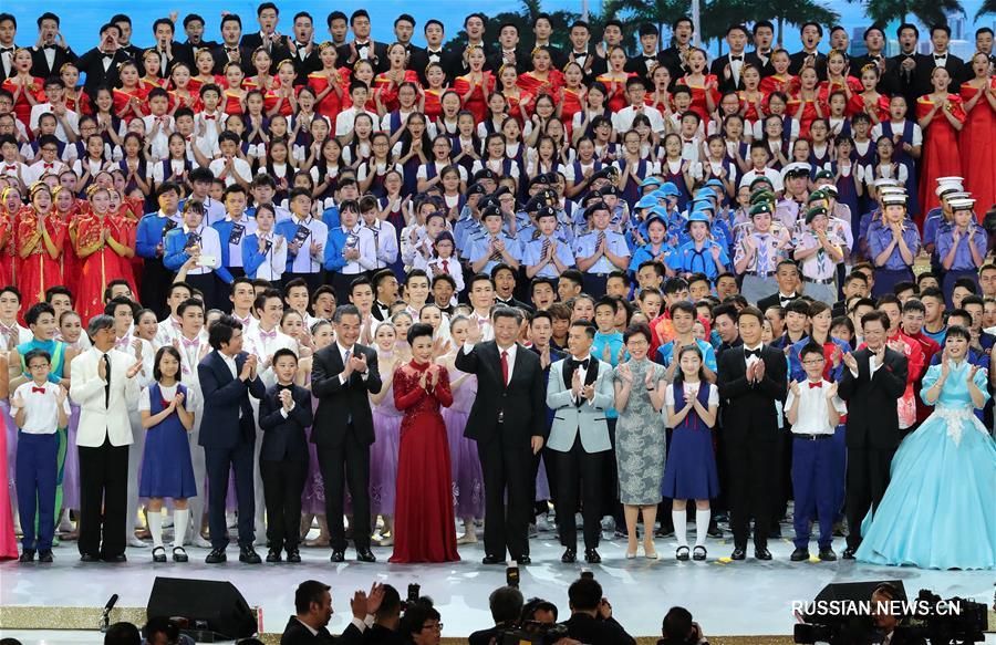 Си Цзиньпин посетил гала-концерт в честь 20-летия возвращения Сянгана в лоно родины