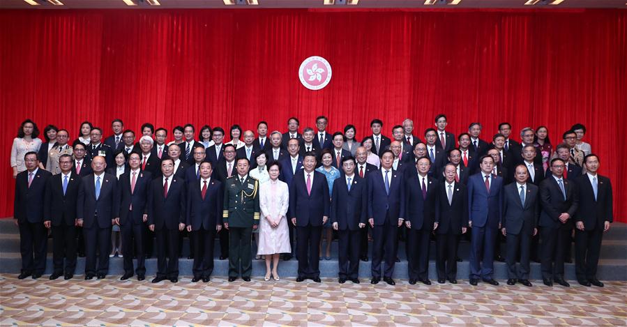 Си Цзиньпин встретился с новыми руководителями исполнительных, законодательных и судебных органов САР Сянган