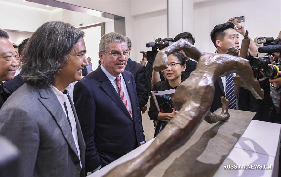 Глава МОК Т.Бах предложил китайскому скульптору У Вэйшаню создать копию "Факелоносца" для Олимпийского музея