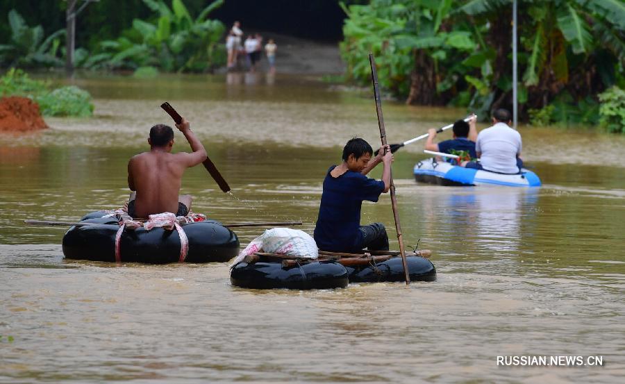 В результате ливней и наводнений на юго-западе Китая пострадали 1,05 млн человек, есть погибшие и пропавшие без вести