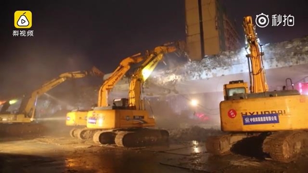 В Китае 200 экскаваторов за сутки снесли транспортную развязку