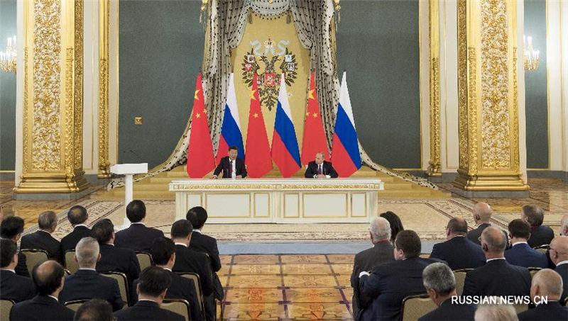Си Цзиньпин и В. Путин встретились с представителями Китайско-российского комитета дружбы, мира и развития, СМИ и деловых кругов