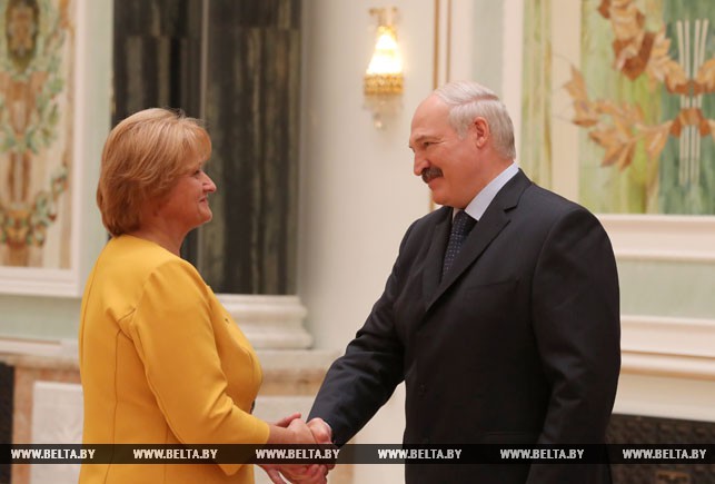 Лукашенко вручил государственные награды представителям различных сфер