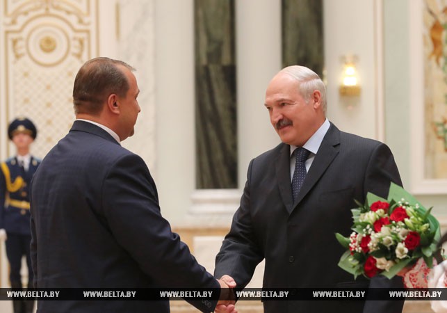 Лукашенко вручил государственные награды представителям различных сфер