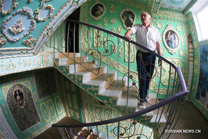Киевский пенсионер превратил подъезд своего дома в музей
