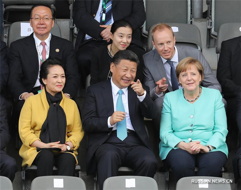Си Цзиньпин совместно с канцлером Германии А. Меркель наблюдал за товарищеским матчем молодежных футбольных команд Китая и Германии