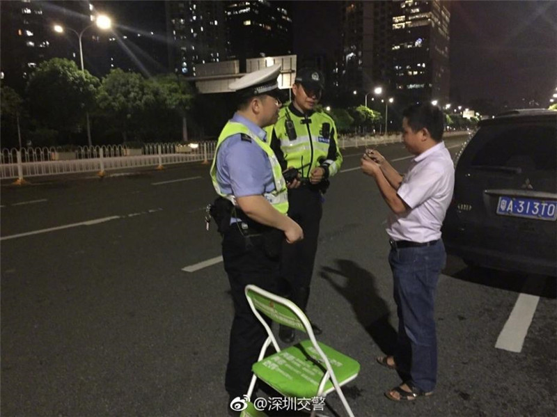 В Шэньчжэне нарушителей ПДД заставляют смотреть на свет фар: транспортная полиция предоставляет защитные очки