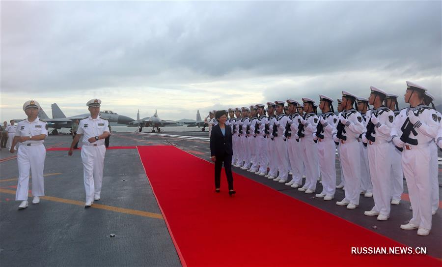 На борту авианосца "Ляонин", прибывшего в САР Сянган по случаю 20-летия восстановления суверенитета КНР над районом, состоялся прием