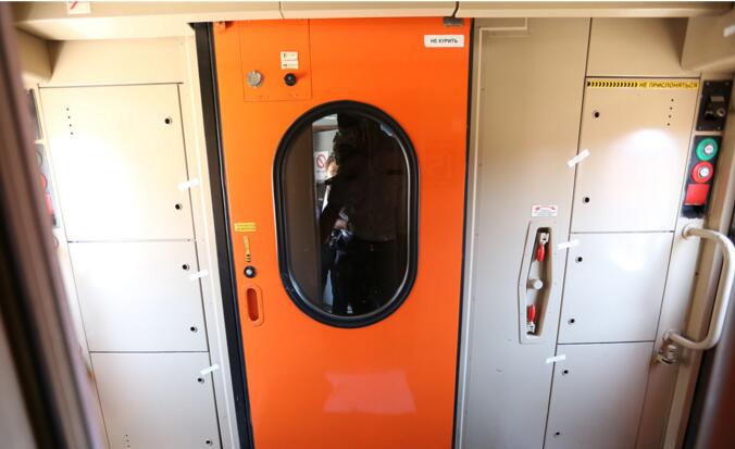 На фото: В туристическом поезде используется электромеханическая дверь.